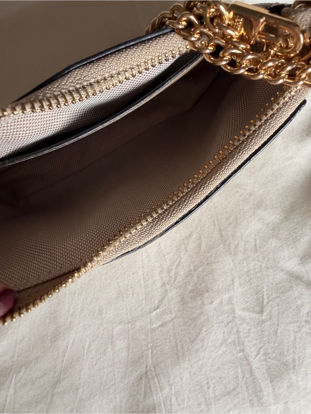 Gucci similar Light Beige GG Canvas Shoulder Bag with Gold Chain - Picture 4 of 4